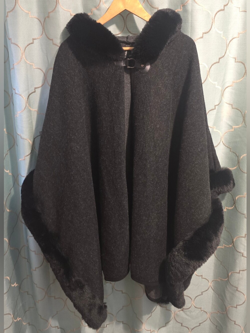 NWOT Women's One Size Torrid Dark Gray Black Faux Fur Cape w/ Hood Snap Closure
